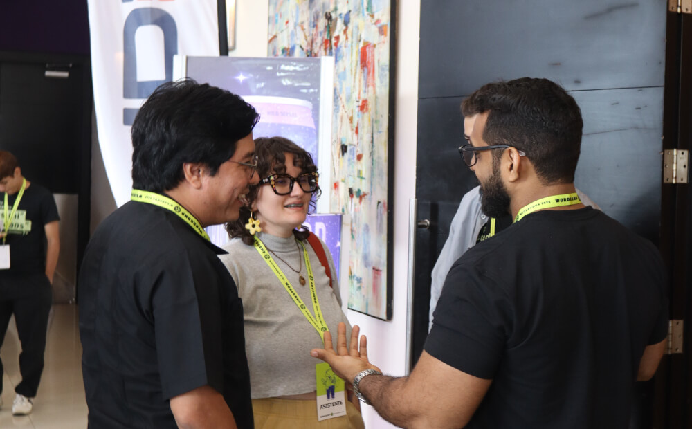 Personas hablando en el WordCamp