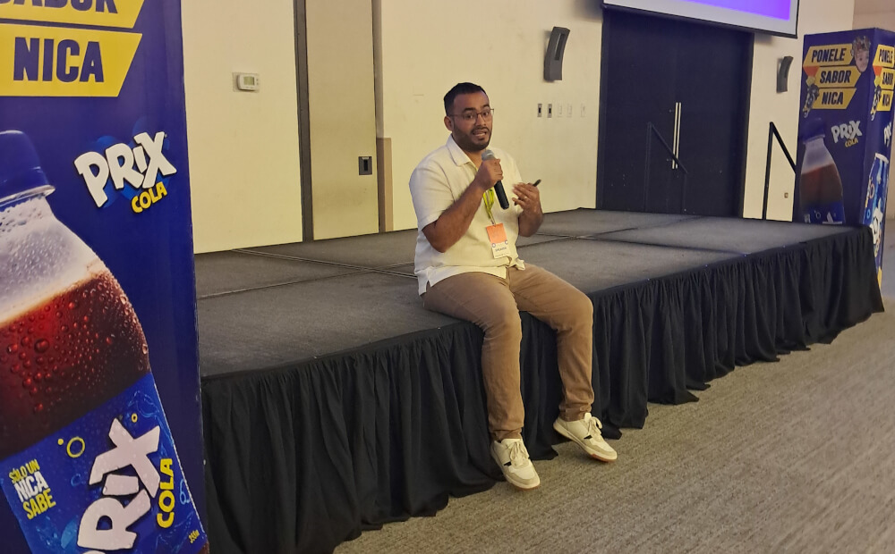 Persona hablando en el WordCamp