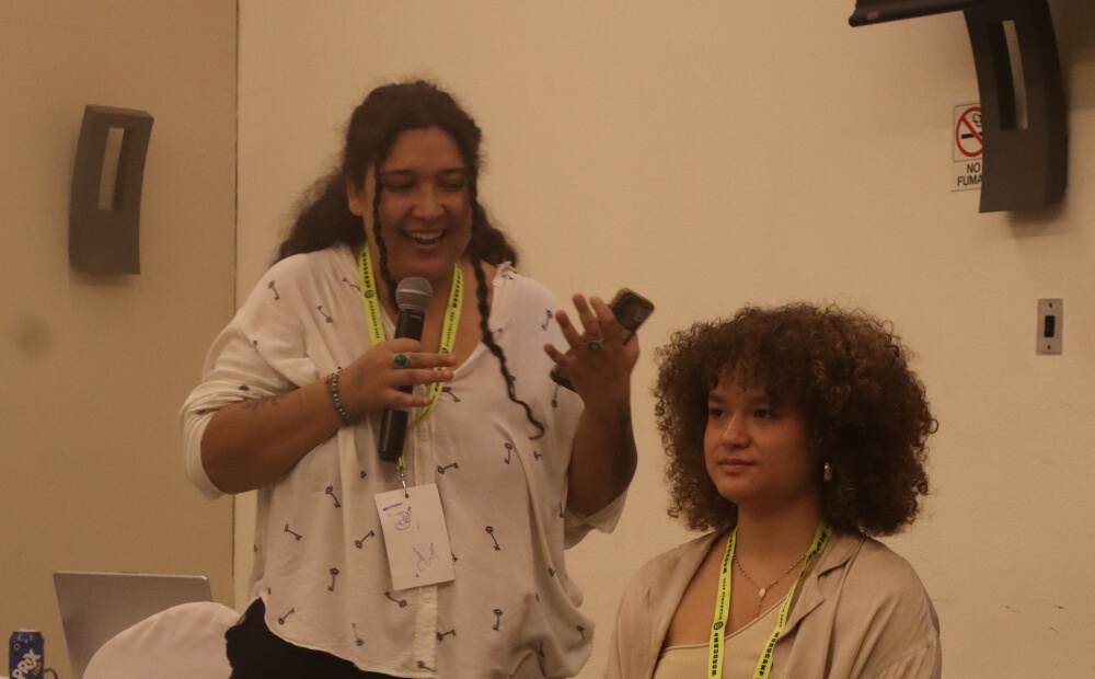 Persona hablando en el WordCamp